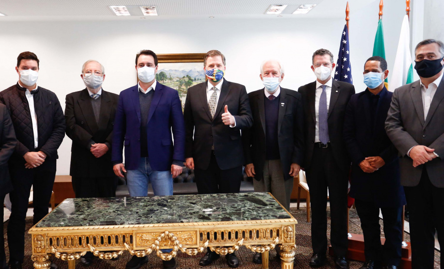 Governador Carlos Massa Ratinho Junior recebe o embaixador norte-americano no País, Todd Chapman.Foto: Jonathan Campos/AEN