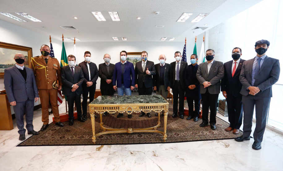 Governador Carlos Massa Ratinho Junior recebe o embaixador norte-americano no País, Todd Chapman.Foto: Jonathan Campos/AEN