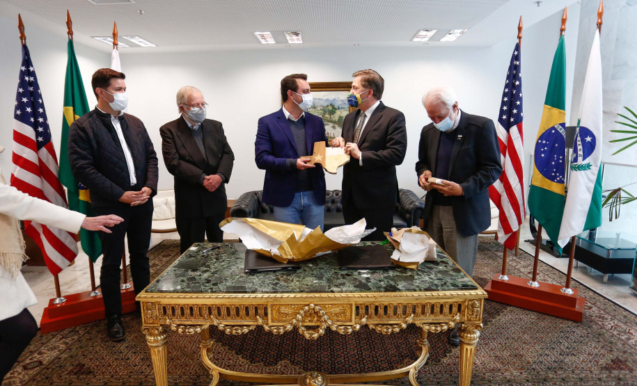 Governador Carlos Massa Ratinho Junior recebe o embaixador norte-americano no País, Todd Chapman.Foto: Jonathan Campos/AEN