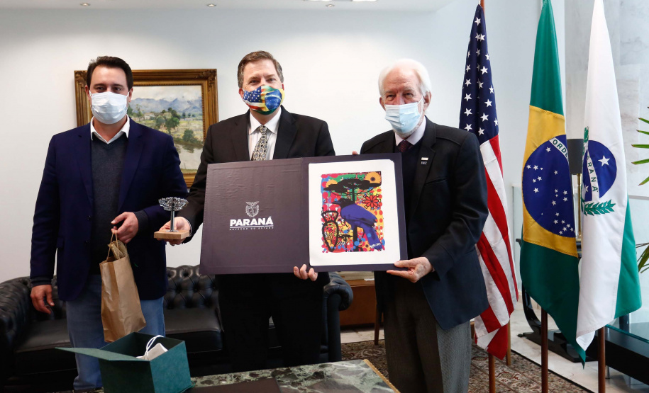Governador Carlos Massa Ratinho Junior recebe o embaixador norte-americano no País, Todd Chapman.Foto: Jonathan Campos/AEN