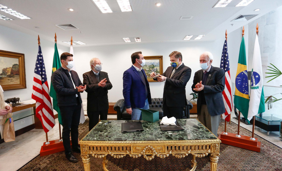 Governador Carlos Massa Ratinho Junior recebe o embaixador norte-americano no País, Todd Chapman.Foto: Jonathan Campos/AEN