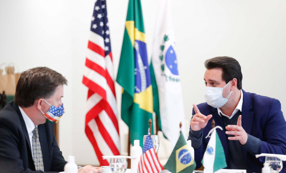 Governador Carlos Massa Ratinho Junior recebe o embaixador norte-americano no País, Todd Chapman.Foto: Jonathan Campos/AEN