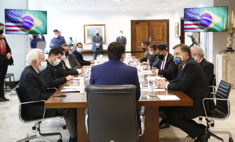 Governador Carlos Massa Ratinho Junior recebe o embaixador norte-americano no País, Todd Chapman.Foto: Jonathan Campos/AEN