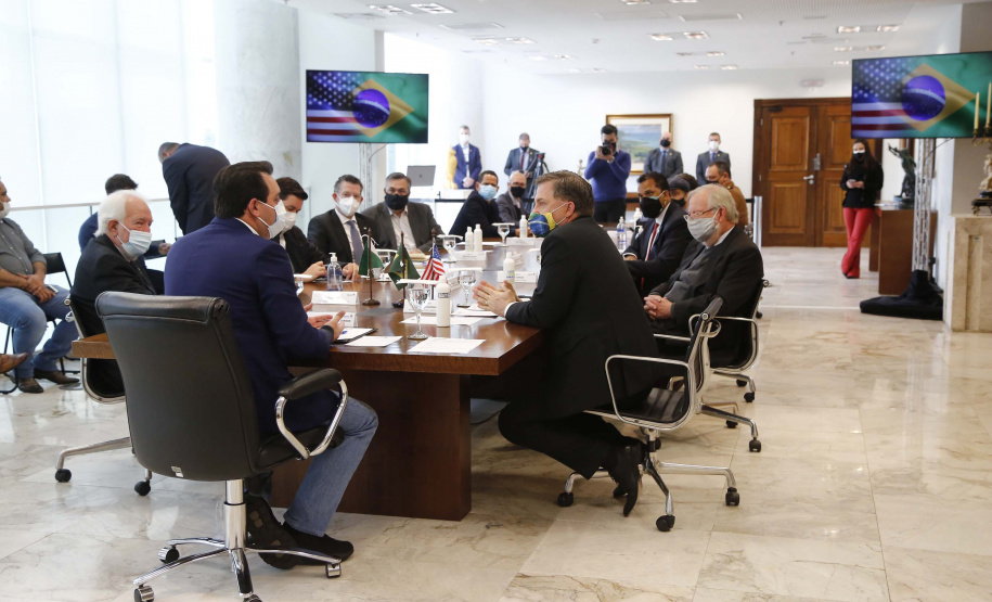 Governador Carlos Massa Ratinho Junior recebe o embaixador norte-americano no País, Todd Chapman.Foto: Jonathan Campos/AEN