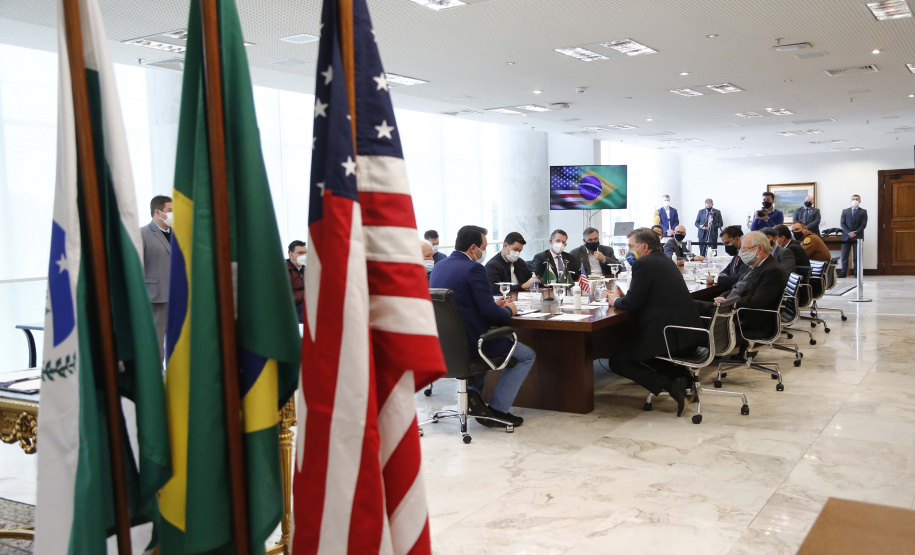 Governador Carlos Massa Ratinho Junior recebe o embaixador norte-americano no País, Todd Chapman.Foto: Jonathan Campos/AEN