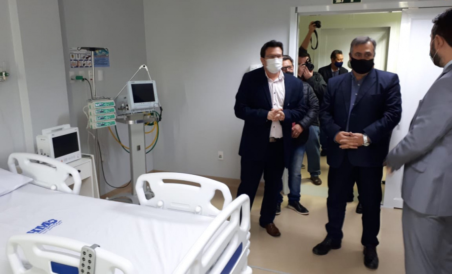 Dez leitos de Unidade de Terapia Intensiva (UTI) para tratamento da Covid-19 foram abertos no Hospital Madre de Dio, em São Miguel do Iguaçu, na região Oeste do Estado, nesta quinta-feira (17). A ativação é um esforço conjunto da Secretaria de Estado da Saúde do Paraná (Sesa), em parceria com a Itaipu Binacional, além do apoio da prefeitura de Foz do Iguaçu. - São Miguel do Iguaçu, 17/06/2021 - Foto: Rodrigo Rossi/SESA