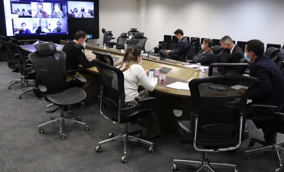O Secretário da Segurança Pública do Paraná (Sesp), Romulo Marinho Soares, reuniu-se, por videoconferência, no fim da tarde desta quarta-feira (16/06) com representantes do Grupo de Trabalho LGBTQ+ da Pasta para ouvir e avançar os projetos no âmbito da população de lésbicas, gays, bissexuais, travestis e transexuais.  -  Curitiba, 16/06/2021  -  Foto: SESP-PR