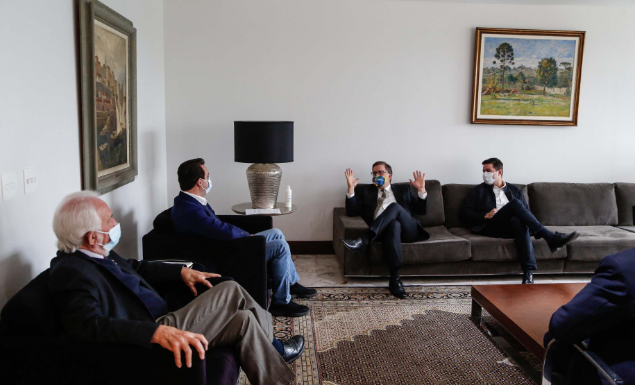 Governador Carlos Massa Ratinho Junior solicitou nesta quinta-feira (17) ao embaixador dos Estados Unidos no Brasil, Todd Chapman, a permissão para que Curitiba possa emitir vistos, seguindo o que já ocorre com São Paulo, Brasília, Belo Horizonte, Rio de Janeiro, Recife e Porto Alegre. Foto: Jonathan Campos/AEN