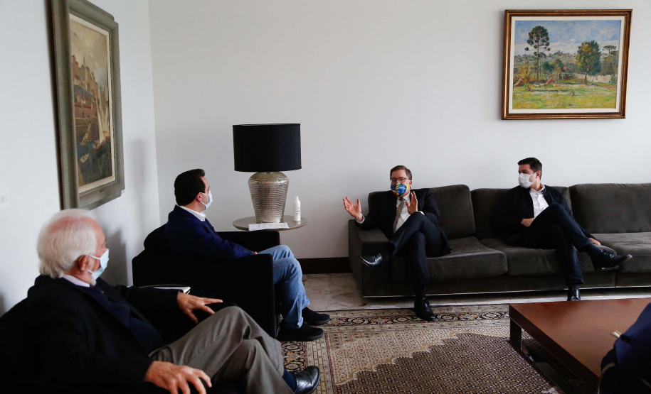 Governador Carlos Massa Ratinho Junior solicitou nesta quinta-feira (17) ao embaixador dos Estados Unidos no Brasil, Todd Chapman, a permissão para que Curitiba possa emitir vistos, seguindo o que já ocorre com São Paulo, Brasília, Belo Horizonte, Rio de Janeiro, Recife e Porto Alegre. Foto: Jonathan Campos/AEN