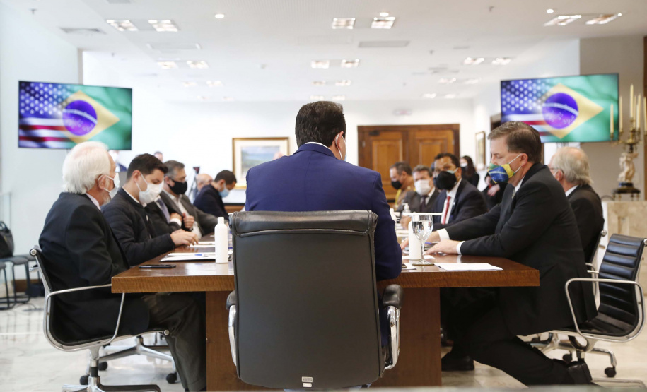 Governador Carlos Massa Ratinho Junior solicitou nesta quinta-feira (17) ao embaixador dos Estados Unidos no Brasil, Todd Chapman, a permissão para que Curitiba possa emitir vistos, seguindo o que já ocorre com São Paulo, Brasília, Belo Horizonte, Rio de Janeiro, Recife e Porto Alegre. Foto: Jonathan Campos/AEN