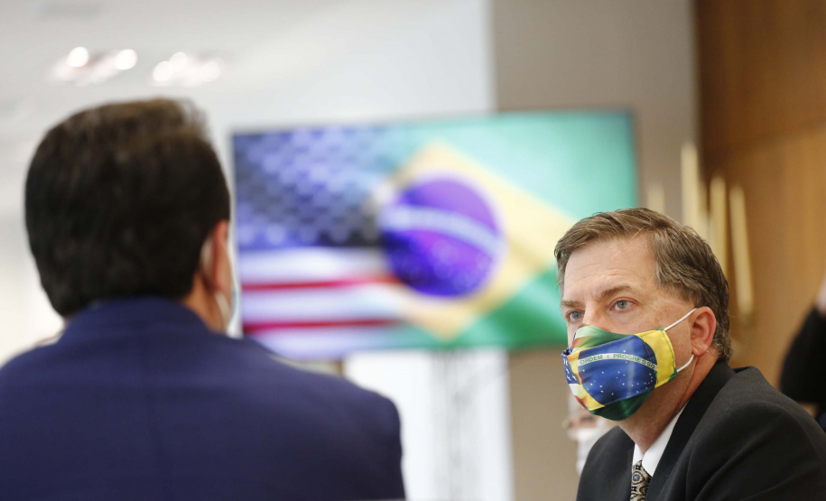 Governador Carlos Massa Ratinho Junior solicitou nesta quinta-feira (17) ao embaixador dos Estados Unidos no Brasil, Todd Chapman, a permissão para que Curitiba possa emitir vistos, seguindo o que já ocorre com São Paulo, Brasília, Belo Horizonte, Rio de Janeiro, Recife e Porto Alegre. Foto: Jonathan Campos/AEN