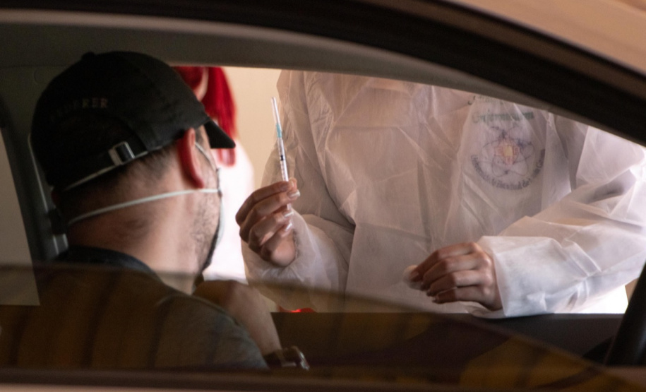 Nesta quarta-feira (16), servidores e professores da Universidade Estadual de Ponta Grossa (UEPG) receberam a primeira dose da vacina contra a Covid-19. A ação no Centro de Eventos e na Estação Arte. A equipe recebeu a vacina do laboratório Pfizer/BioNTech e seguiu no calendário que convocou profissionais do ensino superior de 38 a 53 anos completos. - Ponta Grossa, 16/06/2021 - Foto: William Clarindo e Arquivo Pessoal dos Entrevistados/UEPG