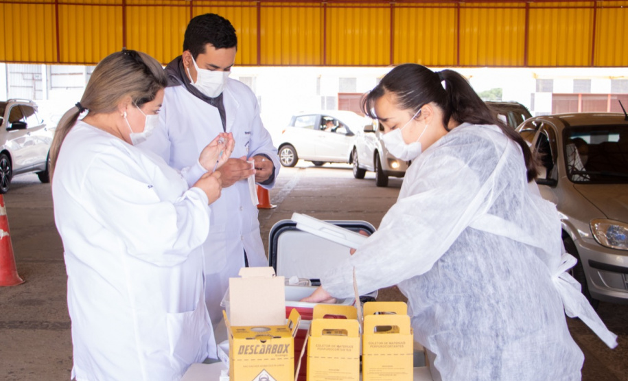 Nesta quarta-feira (16), servidores e professores da Universidade Estadual de Ponta Grossa (UEPG) receberam a primeira dose da vacina contra a Covid-19. A ação no Centro de Eventos e na Estação Arte. A equipe recebeu a vacina do laboratório Pfizer/BioNTech e seguiu no calendário que convocou profissionais do ensino superior de 38 a 53 anos completos. - Ponta Grossa, 16/06/2021 - Foto: William Clarindo e Arquivo Pessoal dos Entrevistados/UEPG