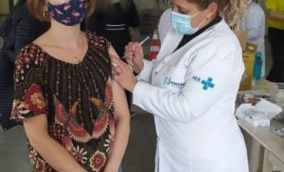 Nesta quarta-feira (16), servidores e professores da Universidade Estadual de Ponta Grossa (UEPG) receberam a primeira dose da vacina contra a Covid-19. A ação no Centro de Eventos e na Estação Arte. A equipe recebeu a vacina do laboratório Pfizer/BioNTech e seguiu no calendário que convocou profissionais do ensino superior de 38 a 53 anos completos. - Ponta Grossa, 16/06/2021 - Foto: William Clarindo e Arquivo Pessoal dos Entrevistados/UEPG