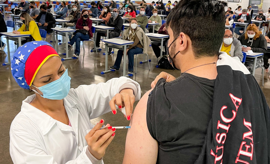 Universidade Estadual de Maringá (UEM), imunização de agentes universitários e professores de 33 a 59 anos. - Maringá, 17/06/2021 - Foto: UEM