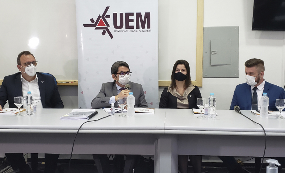 SpectroCheck analisa a língua e resultado sai em 3 segundos; tecnologia inédita no mundo pode ser usada em massa. Na foto, Da esquerda: Julio Damasceno, Dennis Bertolini, Eniuce Souza e João Garcia - Maringá, 18/06/2021 - Foto: UEM