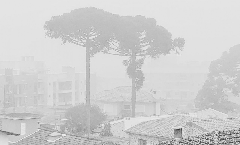 O inverno começa às 0h32 desta segunda-feira - 21 de junho - e termina à 16h21 do dia 22 de setembro. Segundo o Sistema de Tecnologia e Monitoramento Ambiental do Paraná (Simepar), no primeiro dia o tempo fica parcialmente nublado nas regiões Norte e Noroeste. - Curitiba, 18/06/2021 - Foto: Denis Ferreira Netto