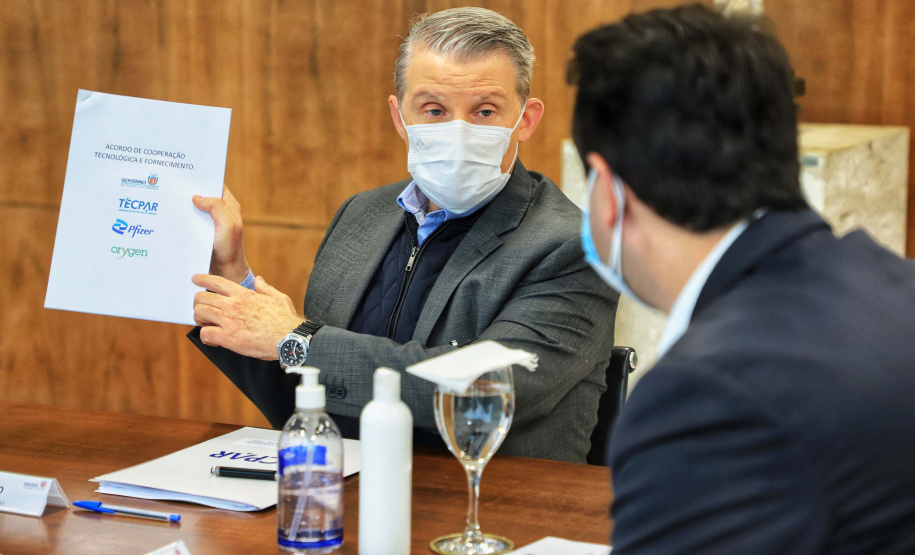 O governador Carlos Massa Ratinho Junior se reuniu nesta sexta-feira (18), no Palácio Iguaçu, com representantes do Instituto de Tecnologia do Paraná (Tecpar) e das empresas Pfizer e Orygen a fim de avaliar a parceria para futura produção conjunta de três medicamentos.Foto: José Fernando Ogura/AEN