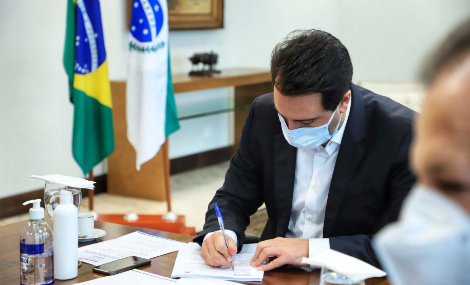O governador Carlos Massa Ratinho Junior se reuniu nesta sexta-feira (18), no Palácio Iguaçu, com representantes do Instituto de Tecnologia do Paraná (Tecpar) e das empresas Pfizer e Orygen a fim de avaliar a parceria para futura produção conjunta de três medicamentos.Foto: José Fernando Ogura/AEN