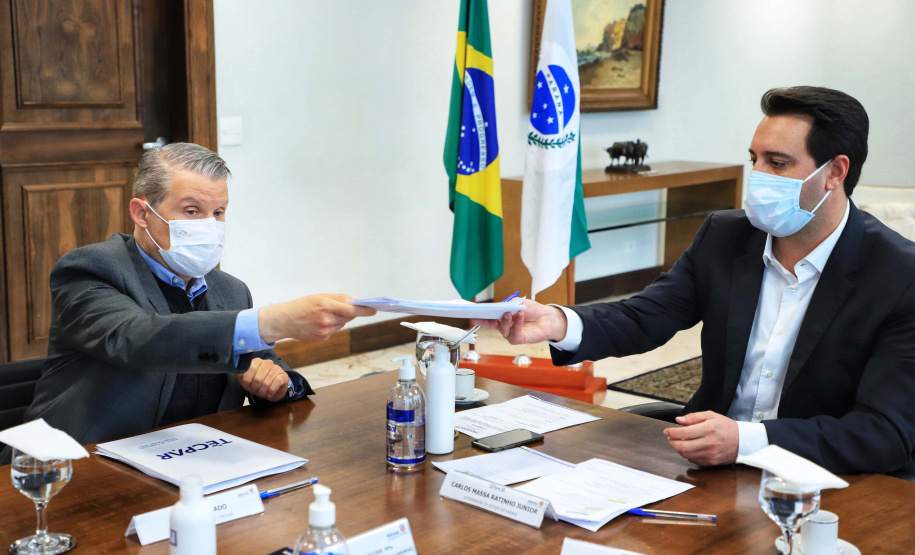 O governador Carlos Massa Ratinho Junior se reuniu nesta sexta-feira (18), no Palácio Iguaçu, com representantes do Instituto de Tecnologia do Paraná (Tecpar) e das empresas Pfizer e Orygen a fim de avaliar a parceria para futura produção conjunta de três medicamentos.Foto: José Fernando Ogura/AEN