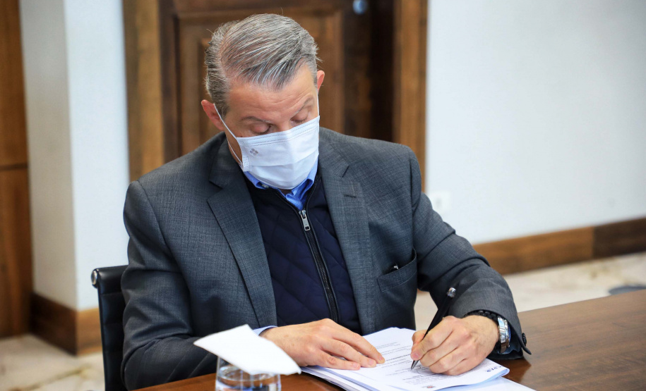 O governador Carlos Massa Ratinho Junior se reuniu nesta sexta-feira (18), no Palácio Iguaçu, com representantes do Instituto de Tecnologia do Paraná (Tecpar) e das empresas Pfizer e Orygen a fim de avaliar a parceria para futura produção conjunta de três medicamentos.Foto: José Fernando Ogura/AEN