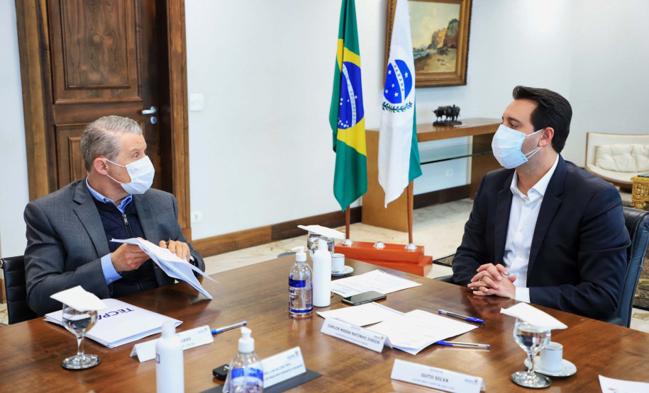 O governador Carlos Massa Ratinho Junior se reuniu nesta sexta-feira (18), no Palácio Iguaçu, com representantes do Instituto de Tecnologia do Paraná (Tecpar) e das empresas Pfizer e Orygen a fim de avaliar a parceria para futura produção conjunta de três medicamentos.Foto: José Fernando Ogura/AEN
