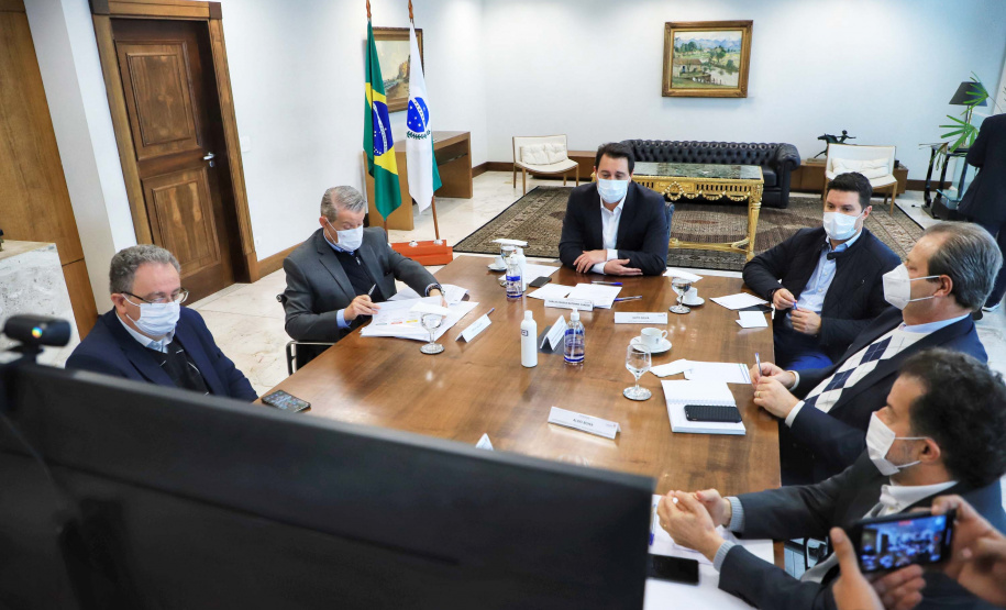 O governador Carlos Massa Ratinho Junior se reuniu nesta sexta-feira (18), no Palácio Iguaçu, com representantes do Instituto de Tecnologia do Paraná (Tecpar) e das empresas Pfizer e Orygen a fim de avaliar a parceria para futura produção conjunta de três medicamentos.Foto: José Fernando Ogura/AEN