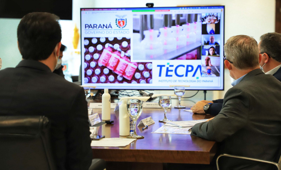 O governador Carlos Massa Ratinho Junior se reuniu nesta sexta-feira (18), no Palácio Iguaçu, com representantes do Instituto de Tecnologia do Paraná (Tecpar) e das empresas Pfizer e Orygen a fim de avaliar a parceria para futura produção conjunta de três medicamentos.Foto: José Fernando Ogura/AEN