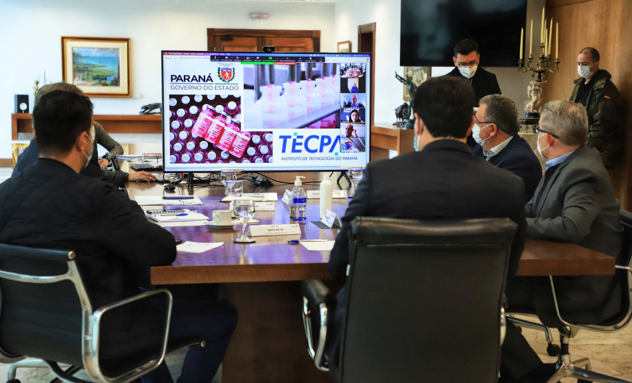 O governador Carlos Massa Ratinho Junior se reuniu nesta sexta-feira (18), no Palácio Iguaçu, com representantes do Instituto de Tecnologia do Paraná (Tecpar) e das empresas Pfizer e Orygen a fim de avaliar a parceria para futura produção conjunta de três medicamentos.Foto: José Fernando Ogura/AEN