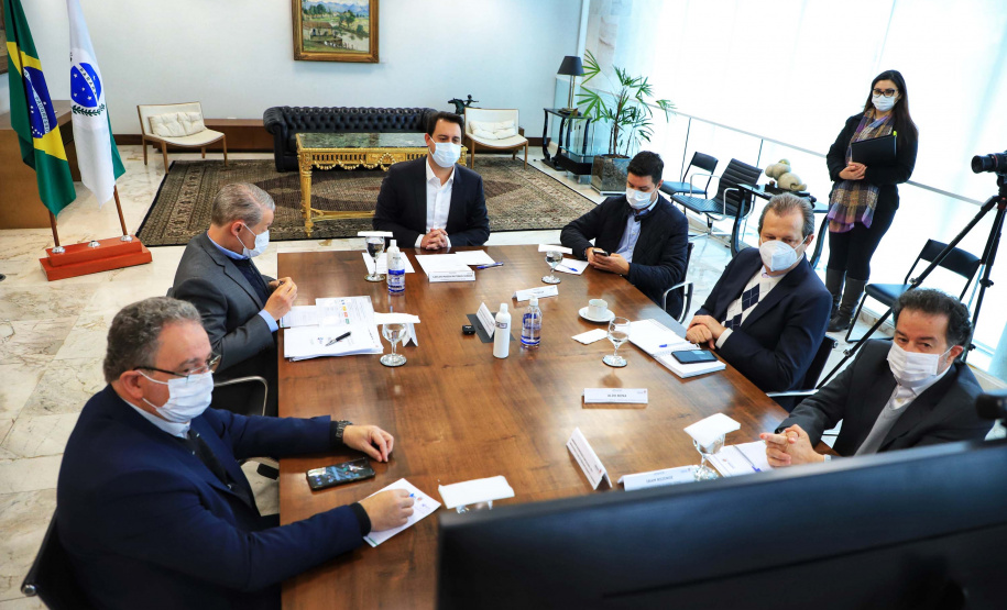 O governador Carlos Massa Ratinho Junior se reuniu nesta sexta-feira (18), no Palácio Iguaçu, com representantes do Instituto de Tecnologia do Paraná (Tecpar) e das empresas Pfizer e Orygen a fim de avaliar a parceria para futura produção conjunta de três medicamentos.Foto: José Fernando Ogura/AEN
