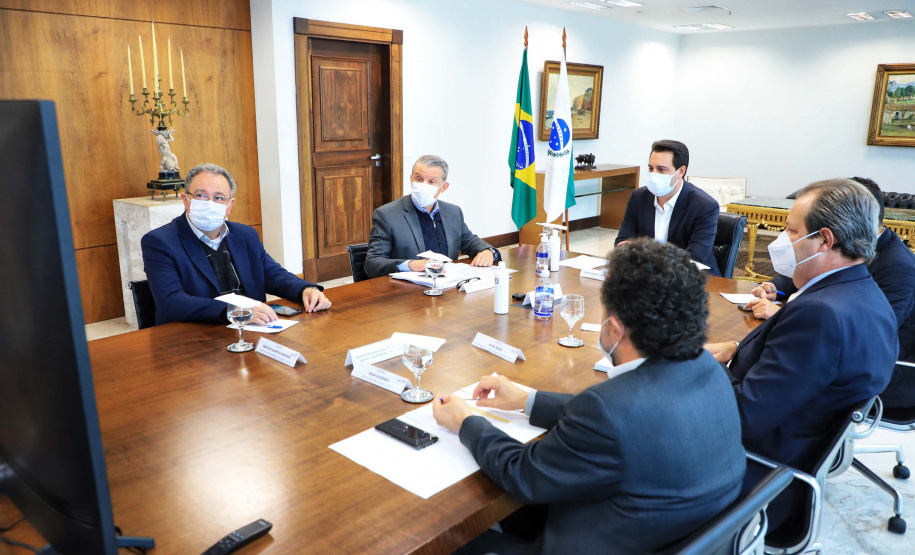 O governador Carlos Massa Ratinho Junior se reuniu nesta sexta-feira (18), no Palácio Iguaçu, com representantes do Instituto de Tecnologia do Paraná (Tecpar) e das empresas Pfizer e Orygen a fim de avaliar a parceria para futura produção conjunta de três medicamentos.Foto: José Fernando Ogura/AEN