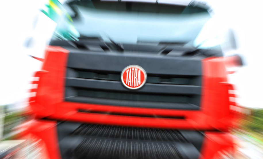 O governador Carlos Massa Ratinho Junior conheceu nesta sexta-feira (18) os caminhões Euro 5 e Euro 6, modelos escolhidos para abrir a linha de montagem da TatraBras no Paraná, que prevê iniciar a produção a partir de setembro. Foto: José Fernando Ogura/AEN