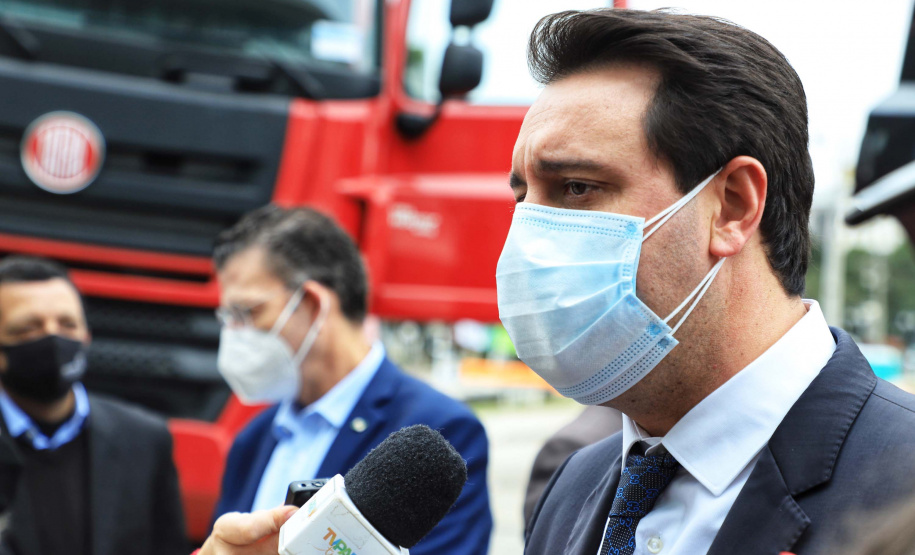 O governador Carlos Massa Ratinho Junior conheceu nesta sexta-feira (18) os caminhões Euro 5 e Euro 6, modelos escolhidos para abrir a linha de montagem da TatraBras no Paraná, que prevê iniciar a produção a partir de setembro. Foto: José Fernando Ogura/AEN