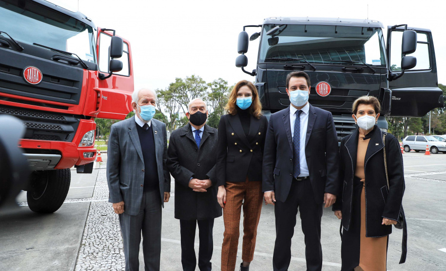 O governador Carlos Massa Ratinho Junior conheceu nesta sexta-feira (18) os caminhões Euro 5 e Euro 6, modelos escolhidos para abrir a linha de montagem da TatraBras no Paraná, que prevê iniciar a produção a partir de setembro. Foto: José Fernando Ogura/AEN