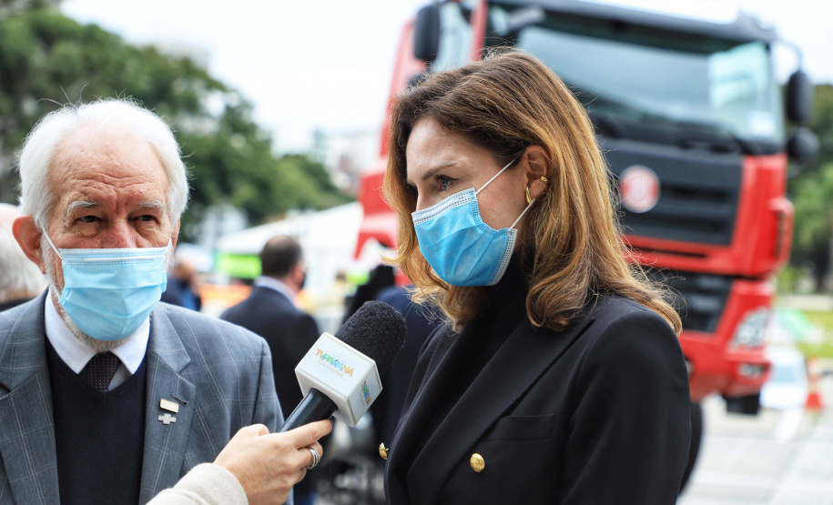 O governador Carlos Massa Ratinho Junior conheceu nesta sexta-feira (18) os caminhões Euro 5 e Euro 6, modelos escolhidos para abrir a linha de montagem da TatraBras no Paraná, que prevê iniciar a produção a partir de setembro. Foto: José Fernando Ogura/AEN