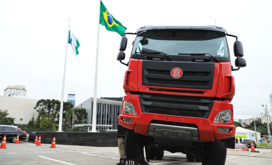 O governador Carlos Massa Ratinho Junior conheceu nesta sexta-feira (18) os caminhões Euro 5 e Euro 6, modelos escolhidos para abrir a linha de montagem da TatraBras no Paraná, que prevê iniciar a produção a partir de setembro. Foto: José Fernando Ogura/AEN