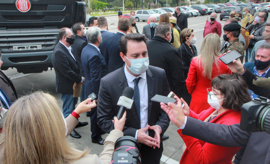 O governador Carlos Massa Ratinho Junior conheceu nesta sexta-feira (18) os caminhões Euro 5 e Euro 6, modelos escolhidos para abrir a linha de montagem da TatraBras no Paraná, que prevê iniciar a produção a partir de setembro. Foto: José Fernando Ogura/AEN