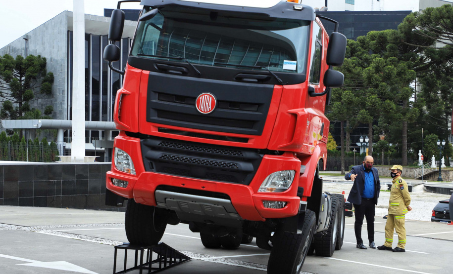 O governador Carlos Massa Ratinho Junior conheceu nesta sexta-feira (18) os caminhões Euro 5 e Euro 6, modelos escolhidos para abrir a linha de montagem da TatraBras no Paraná, que prevê iniciar a produção a partir de setembro. Foto: José Fernando Ogura/AEN