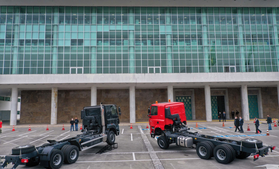 O governador Carlos Massa Ratinho Junior conheceu nesta sexta-feira (18) os caminhões Euro 5 e Euro 6, modelos escolhidos para abrir a linha de montagem da TatraBras no Paraná, que prevê iniciar a produção a partir de setembro. Foto: José Fernando Ogura/AEN
