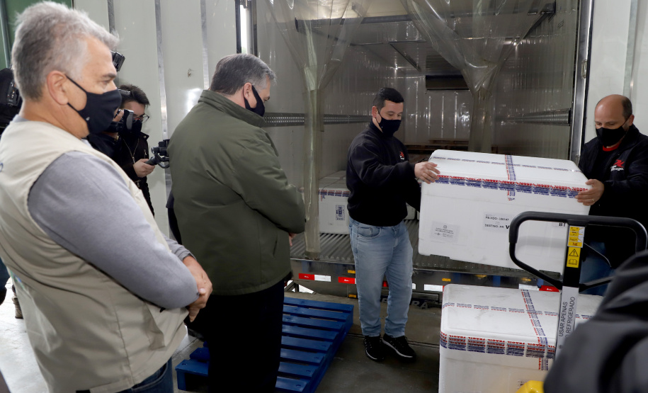 Chegou no Paraná na manhã desta sexta-feira (18) um novo lote com 234.510 vacinas contra a Covid-19. São 143.910 doses do imunizante Comirnaty, produzido pela Pfizer/BioNtech, e 90.600 doses da Coronavac/Butantan. De acordo com a Secretaria de Estado da Saúde (Sesa), as vacinas serão destinadas aos grupos prioritários e população em geral acima de 40 anos. A remessa faz parte da 25ª pauta de distribuição do governo federal. Foto: Ari Dais/AEN