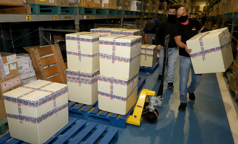 Chegou no Paraná na manhã desta sexta-feira (18) um novo lote com 234.510 vacinas contra a Covid-19. São 143.910 doses do imunizante Comirnaty, produzido pela Pfizer/BioNtech, e 90.600 doses da Coronavac/Butantan. De acordo com a Secretaria de Estado da Saúde (Sesa), as vacinas serão destinadas aos grupos prioritários e população em geral acima de 40 anos. A remessa faz parte da 25ª pauta de distribuição do governo federal. Foto: Ari Dais/AEN