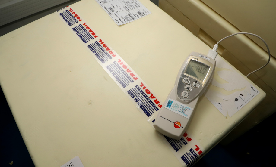 Chegou no Paraná na manhã desta sexta-feira (18) um novo lote com 234.510 vacinas contra a Covid-19. São 143.910 doses do imunizante Comirnaty, produzido pela Pfizer/BioNtech, e 90.600 doses da Coronavac/Butantan. De acordo com a Secretaria de Estado da Saúde (Sesa), as vacinas serão destinadas aos grupos prioritários e população em geral acima de 40 anos. A remessa faz parte da 25ª pauta de distribuição do governo federal. Foto: Ari Dais/AEN