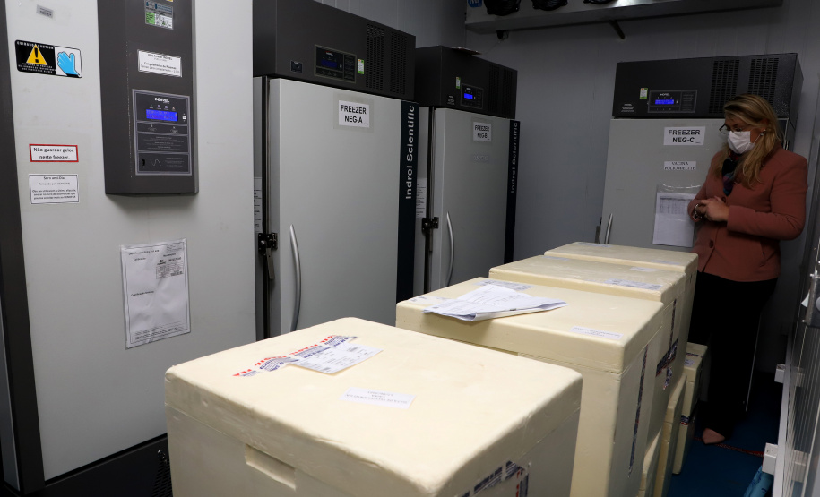 Chegou no Paraná na manhã desta sexta-feira (18) um novo lote com 234.510 vacinas contra a Covid-19. São 143.910 doses do imunizante Comirnaty, produzido pela Pfizer/BioNtech, e 90.600 doses da Coronavac/Butantan. De acordo com a Secretaria de Estado da Saúde (Sesa), as vacinas serão destinadas aos grupos prioritários e população em geral acima de 40 anos. A remessa faz parte da 25ª pauta de distribuição do governo federal. Foto: Ari Dais/AEN