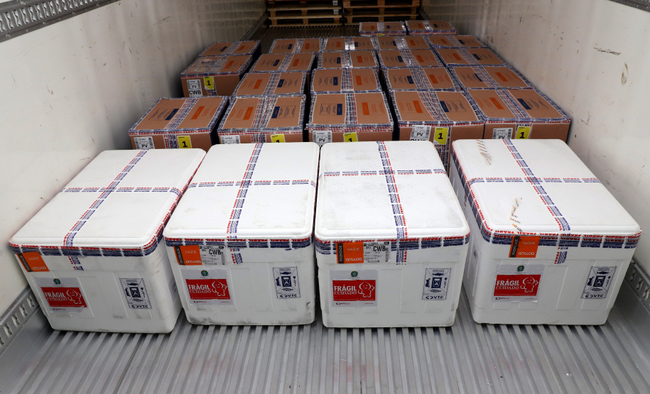 Chegou no Paraná na manhã desta sexta-feira (18) um novo lote com 234.510 vacinas contra a Covid-19. São 143.910 doses do imunizante Comirnaty, produzido pela Pfizer/BioNtech, e 90.600 doses da Coronavac/Butantan. De acordo com a Secretaria de Estado da Saúde (Sesa), as vacinas serão destinadas aos grupos prioritários e população em geral acima de 40 anos. A remessa faz parte da 25ª pauta de distribuição do governo federal. Foto: Ari Dais/AEN