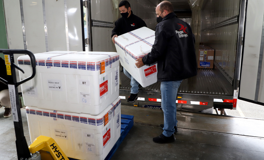 Chegou no Paraná na manhã desta sexta-feira (18) um novo lote com 234.510 vacinas contra a Covid-19. São 143.910 doses do imunizante Comirnaty, produzido pela Pfizer/BioNtech, e 90.600 doses da Coronavac/Butantan. De acordo com a Secretaria de Estado da Saúde (Sesa), as vacinas serão destinadas aos grupos prioritários e população em geral acima de 40 anos. A remessa faz parte da 25ª pauta de distribuição do governo federal. Foto: Ari Dais/AEN