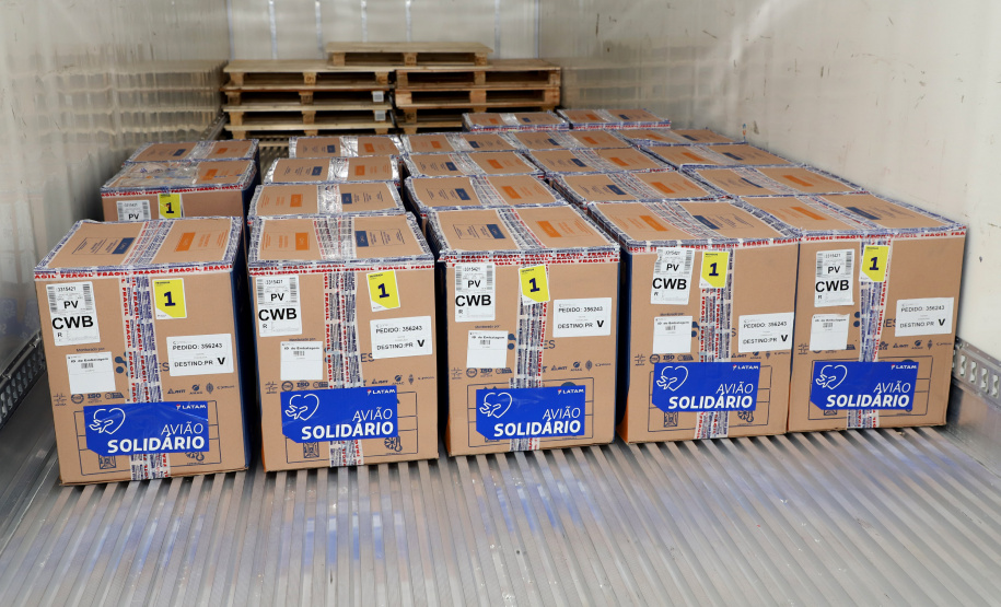 Chegou no Paraná na manhã desta sexta-feira (18) um novo lote com 234.510 vacinas contra a Covid-19. São 143.910 doses do imunizante Comirnaty, produzido pela Pfizer/BioNtech, e 90.600 doses da Coronavac/Butantan. De acordo com a Secretaria de Estado da Saúde (Sesa), as vacinas serão destinadas aos grupos prioritários e população em geral acima de 40 anos. A remessa faz parte da 25ª pauta de distribuição do governo federal. Foto: Ari Dais/AEN