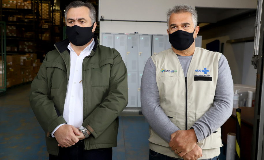 Chegou no Paraná na manhã desta sexta-feira (18) um novo lote com 234.510 vacinas contra a Covid-19. São 143.910 doses do imunizante Comirnaty, produzido pela Pfizer/BioNtech, e 90.600 doses da Coronavac/Butantan. De acordo com a Secretaria de Estado da Saúde (Sesa), as vacinas serão destinadas aos grupos prioritários e população em geral acima de 40 anos. A remessa faz parte da 25ª pauta de distribuição do governo federal. Foto: Ari Dais/AEN