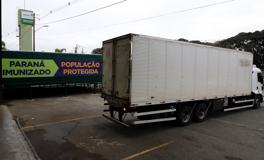 Chegou no Paraná na manhã desta sexta-feira (18) um novo lote com 234.510 vacinas contra a Covid-19. São 143.910 doses do imunizante Comirnaty, produzido pela Pfizer/BioNtech, e 90.600 doses da Coronavac/Butantan. De acordo com a Secretaria de Estado da Saúde (Sesa), as vacinas serão destinadas aos grupos prioritários e população em geral acima de 40 anos. A remessa faz parte da 25ª pauta de distribuição do governo federal. Foto: Ari Dais/AEN