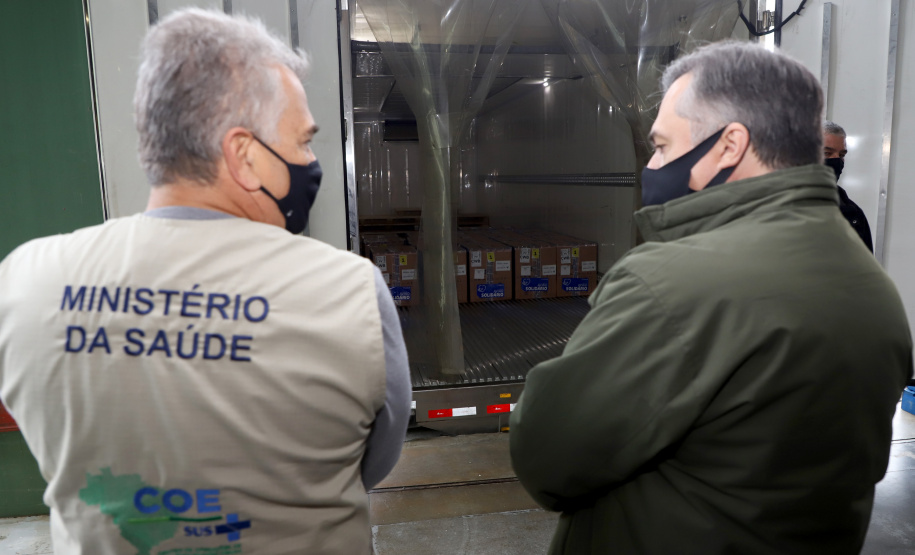 Chegou no Paraná na manhã desta sexta-feira (18) um novo lote com 234.510 vacinas contra a Covid-19. São 143.910 doses do imunizante Comirnaty, produzido pela Pfizer/BioNtech, e 90.600 doses da Coronavac/Butantan. De acordo com a Secretaria de Estado da Saúde (Sesa), as vacinas serão destinadas aos grupos prioritários e população em geral acima de 40 anos. A remessa faz parte da 25ª pauta de distribuição do governo federal. Foto: Ari Dais/AEN