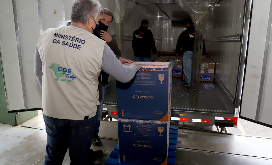 Chegou no Paraná na manhã desta sexta-feira (18) um novo lote com 234.510 vacinas contra a Covid-19. São 143.910 doses do imunizante Comirnaty, produzido pela Pfizer/BioNtech, e 90.600 doses da Coronavac/Butantan. De acordo com a Secretaria de Estado da Saúde (Sesa), as vacinas serão destinadas aos grupos prioritários e população em geral acima de 40 anos. A remessa faz parte da 25ª pauta de distribuição do governo federal. Foto: Ari Dais/AEN